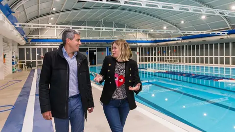 El vicepresidente de Cantabria, Pablo Zuloaga, y la alcaldesa de Pi&eacute;lagos, Ver&oacute;nica Samperio, en la piscina cubierta de Renedo de Pi&eacute;lagos