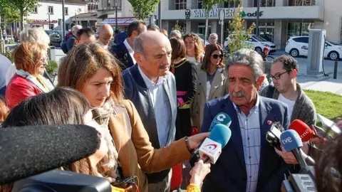 El secretario general del PRC, Miguel &Aacute;ngel Revilla, y el candidato al Congreso, Jos&eacute; Mar&iacute;a Maz&oacute;n, atendiendo a los medios antes del viaje en tren que realizaron a Madrid
