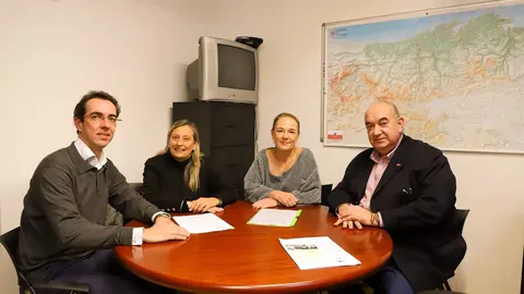 El cabeza de lista de Vox Cantabria al Congreso, Emilio del Valle; el diputado regional del partido Armando &Aacute;lvarez, y representantes de CONCAPA