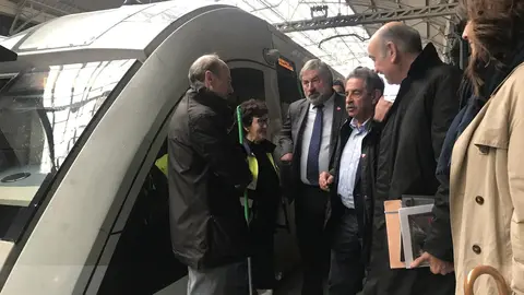 El presidente de Cantabria y secretario general del PRC, MIguel &Aacute;ngel Revilla, junto a los candidatos regionalistas al Congreso y al Senado, Jos&eacute; Mar&iacute;a Maz&oacute;n y Fernando Fern&aacute;ndez, al bajarse del tren en Bilbao