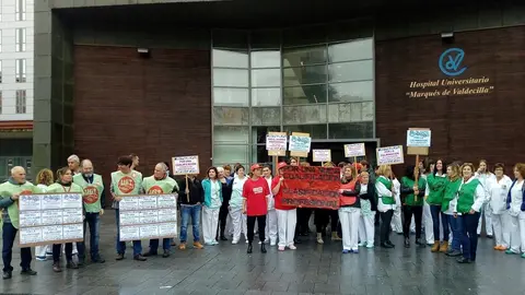 Concentraci&oacute;n de los trabajadores de la sanidad p&uacute;blica de Cantabria se concentran frente a Valdecilla para reclamar la adecuaci&oacute;n profesional