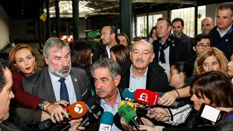 El secretario general del PRC, MIguel &Aacute;ngel Revilla, con candidatos y cargos del partido, a la llegada a la estaci&oacute;n de La Concordia en Bilbao
