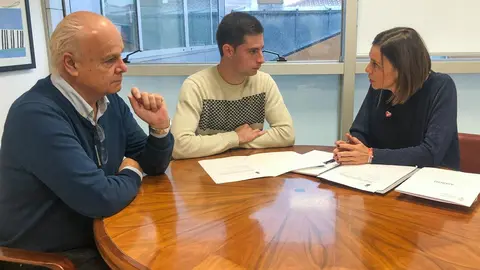 La consejera de Presidencia y Justicia, Paula Fern&aacute;ndez; el alcalde de Rasines, Sergio Castro, y el primer teniente alcalde del municipio, Jos&eacute; Gabriel Viar