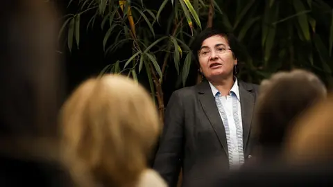 La jefa de Comunicaci&oacute;n de la Representaci&oacute;n de la CE en Espa&ntilde;a, Teresa Front&aacute;n, en el ciclo 'Caf&eacute; con Europa' en Torrelavega