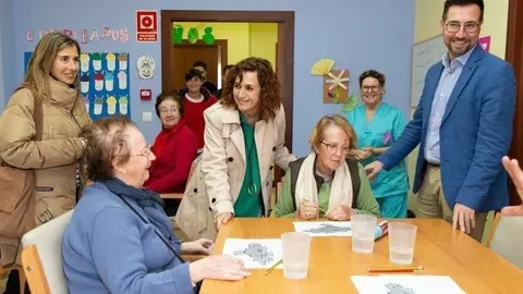 La consejera de Empleo y Pol&iacute;ticas Sociales, Ana Bel&eacute;n &Aacute;lvarez, y el alcalde de Colindres, Javier Incera, visitan el centro de d&iacute;a del municipio