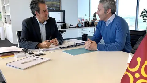 El consejero de Innovaci&oacute;n, Industria, Transporte y Comercio, Francisco Mart&iacute;n, y el alcalde de Guriezo, &Aacute;ngel Llano