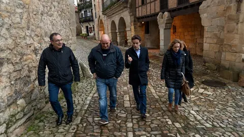 El candidato del PSOE por Cantabria al Congreso, Pedro Casares, visita Santillana del Mar