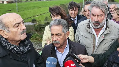El secretario general del PRC y presidente de Cantabria, Miguel &Aacute;ngel Revilla, junto a los candidatos y cargos del partido, visita los terrenos donde se ubicar&aacute; el futuro centro log&iacute;stico de La Pasiega