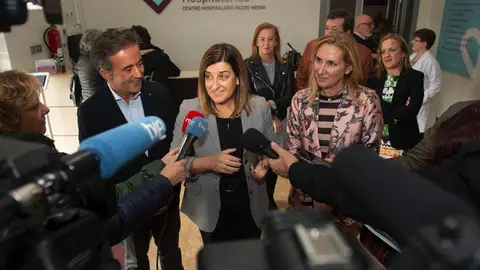 La presidenta del PP de Cantabria, Mar&iacute;a Jos&eacute; S&aacute;enz de Buruaga (centro); el candidato del PP de Cantabria al Congreso de los Diputados Diego Movell&aacute;n (izda) y la vicesecretaria de Organizaci&oacute;n del PP, Ana Beltr&aacute;n, en una visita al hospital Padre Menni