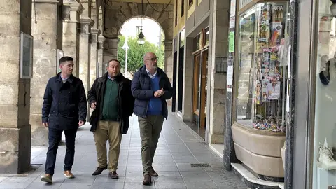 El portavoz auton&oacute;mico de Cs, F&eacute;lix &Aacute;lvarez, durante visita comercios en Torrelavega  junto al candidato de Cs al Congreso de los Diputados por Cantabria, Rub&eacute;n G&oacute;mez, y por el diputado regional Diego Mara&ntilde;&oacute;n