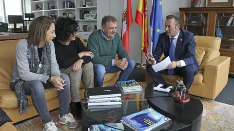 De izquierda a derecha, segunda y primera teniente de alcalde de Vald&aacute;liga, Cecilia Guti&eacute;rrez y Lorena Garc&iacute;a, respectivamente; el alcalde de Vald&aacute;liga, Lorenzo Gonz&aacute;lez, y el consejero de Desarrollo Rural y Medio Ambiente, Guillermo Blanco