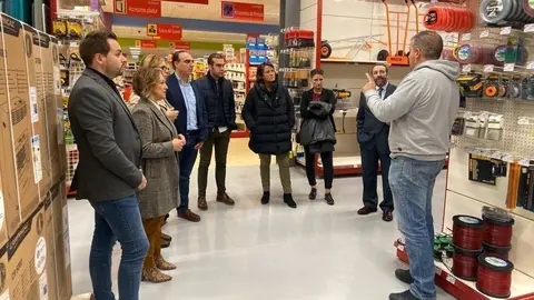 El cabeza de lista del PP de Cantabria al Senado, Javier Puente, y la n&uacute;mero 2 al Congreso, Elena Castillo, y otros miembros del partido, en su visita a CastroGres, empresa ubicada en Castro Urdiales