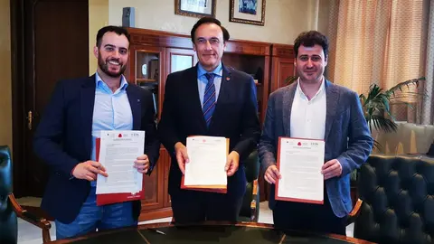 El presidente de CREUP, Pablo Alcaraz, el de CRUE, Jos&eacute; Carlos G&oacute;mez Villamandos, y el de ESN Spain, Juan Ray&oacute;n, con la carta al presidente del Gobierno.