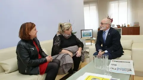 El consejero de Sanidad, Miguel Rodr&iacute;guez, se ha reunido con la alcaldesa de Los Tojos, Bel&eacute;n Ceballos