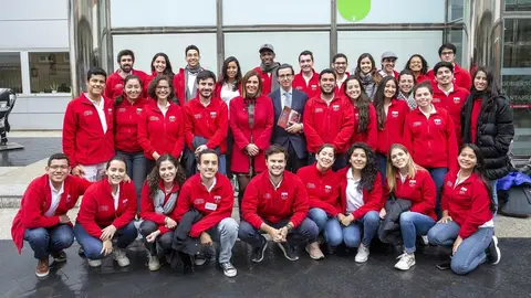 La consejera de Presidencia, Interior, Justicia y Acci&oacute;n Exterior, Paula Fern&aacute;ndez (PRC), recibe a j&oacute;venes participantes en el programa de la Fundaci&oacute;n Bot&iacute;n para fortalecer la funci&oacute;n p&uacute;blica en Am&eacute;rica