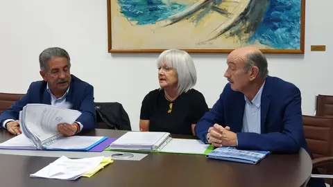 Revilla y Maz&oacute;n con representantes  de la plantaforma de viajeros de Cercan&iacute;as en Cantabria