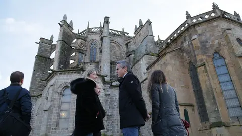 Zuloaga visita con la alcaldesa de Castro la iglesia de Santa Mar&iacute;a de la Asunci&oacute;n