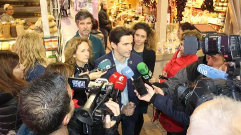 Casares hace balance de la campa&ntilde;a del 10N en el mercado de la Esperanza