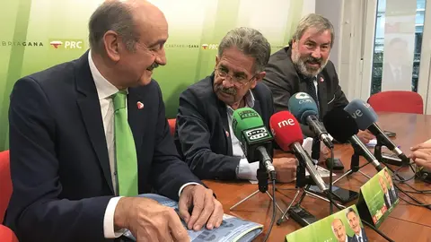El secretario general del PRC y presidente de Cantabria, Miguel &Aacute;ngel Revilla, junto a los candidatos al Congreso y al Senado, Jos&eacute; Mar&iacute;a Maz&oacute;n y Fernando Fern&aacute;ndez, hace balance de la campa&ntilde;a electoral