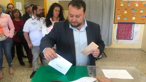 Rub&eacute;n G&oacute;mez votando