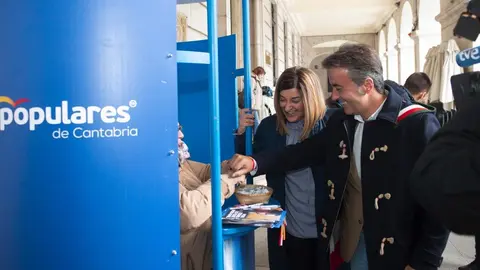 La presidenta del PP de Cantabria, Mar&iacute;a Jos&eacute; S&aacute;enz de Buruaga, y el cabeza de lista del partido al Congreso, Diego Movell&aacute;n