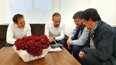 El alcalde con representantes de la Asociaci&oacute;n de Empresarios y Comerciantes de Tanos