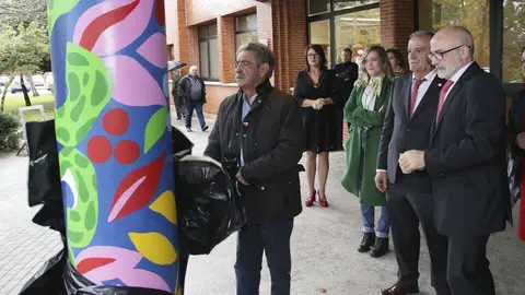 El presidente de Cantabria, Miguel &Aacute;ngel Revilla, acompa&ntilde;ado del consejero de Sanidad, Miguel Rodr&iacute;guez, asiste al acto conmemorativo del XXV aniversario del Hospital Sierrallana