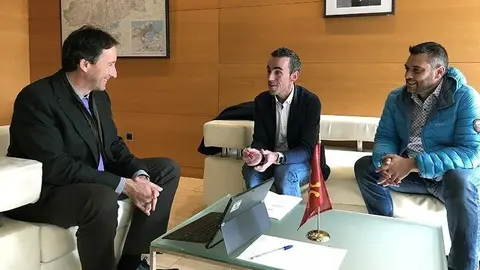 El consejero de Obras P&uacute;blicas, Ordenaci&oacute;n del Territorio y Urbanismo, Jos&eacute; Luis Gochicoa, se re&uacute;ne con el alcalde de Ampuero, V&iacute;ctor Manuel Guti&eacute;rrez