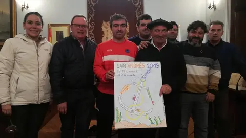 Miembros de las pe&ntilde;as integrantes del jurado del concurso de carteles de las Fiestas de San Andr&eacute;s de Castro Urdiales junto al concejal de Festejos, Gorka Linaza