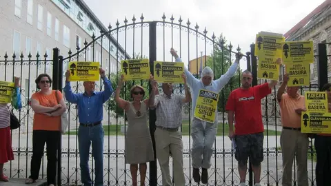     Afectados por las cl&aacute;usulas suelo se han concentrado este mi&eacute;rcoles frente al complejo judicial de Las Salesas para reclamar su retirada, lo que, seg&uacute;n han se&ntilde;alado, supondr&iacute;a un ahorro para las familias c&aacute;ntabras de entre "5 y 20 millones de euros"