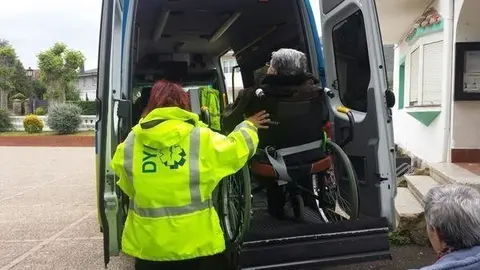 La DYA ofrece un servicio de transporte adaptado durante la jornada electoral 