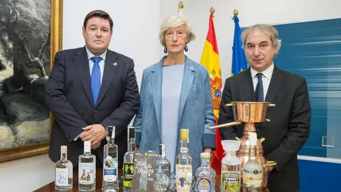 La consejera de Turismo, el director de Cantur y el alcalde de Potes presentan la Fiesta del Orujo 2019