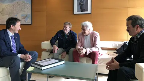 El consejero de Obras P&uacute;blicas, Ordenaci&oacute;n del Territorio y Urbanismo, Jos&eacute; Luis Gochicoa, y el presidente de la Asociaci&oacute;n de Hosteler&iacute;a de Cantabria, &Aacute;ngel Cuevas, en la reuni&oacute;n