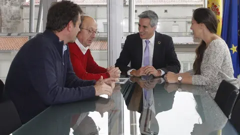 El vicepresidente y consejero de Universidades, Igualdad, Cultura y Deporte, Pablo Zuloaga, se re&uacute;ne con el alcalde de San Vicente de la Barquera, Dionisio Luguera