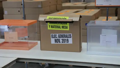 Urnas y cajas en el centro log&iacute;stico de las p&oacute;ximas elecciones generales del 10N en Alcal&aacute; de Henares (Madrid), a 31 de octubre de 2019.