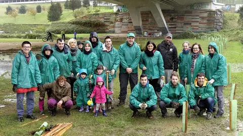 La alcaldesa de Santander, Gema Igual, participa en la jornada ambiental de plantaci&oacute;n de arbustos en el parque de Las Llamas