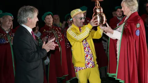 Lomb&oacute; junto a Okuda tras su proclamaci&oacute;n como Orujero Mayor