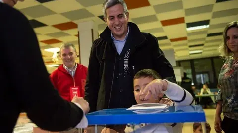 El secretario general del PSOE, Pablo Zuloaga, votando en el colegio Buenaventura Gonz&aacute;lez, de Santa Cruz de Bezana.