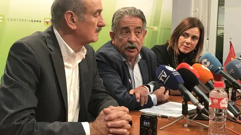 EuropaPress_2479860_El_secretari_general_del_PRC_Miguel_&Aacute;ngel_Revilla_comparece_ante_los_medios_para_valorar_los_resultados_electorales