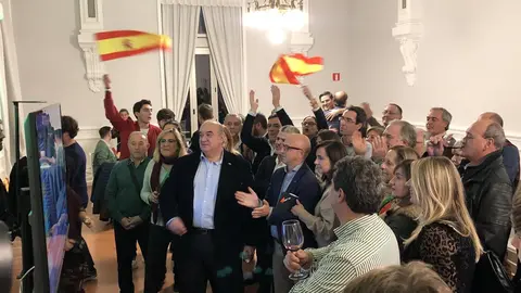 Candidatos de Vox y simpatizantes celebrando resultado 10N