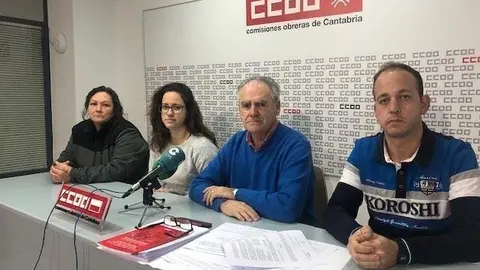 Integrantes del comit&eacute; de empresa de TIR Cantabria y el secretario general de la Federaci&oacute;n de Construcci&oacute;n y Servicios de CC.OO, Jes&uacute;s de Cos