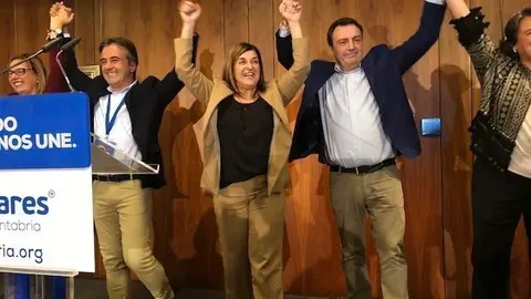 EuropaPress_2480099_La_presidenta_del_PP_de_Cantabria_María_José_Sáenz_de_Buruaga_y_sus_candidatos_celebran_la_victoria_en_Cantabria_el_10N