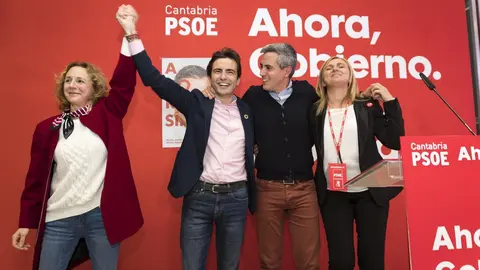 EuropaPress_2480047_Isabel_Fernández_Pedro_Casares_Pablo_Zuloaga_y_Noelia_Cobo_tras_conocer_los_resultados_electorales_del_10N