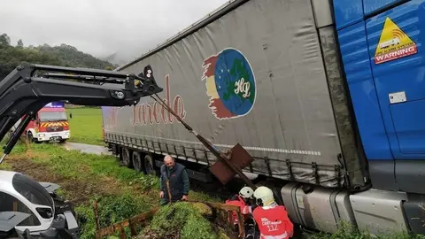 Un cami&oacute;n se atasca en el paso a nivel de Feve en Ampuero