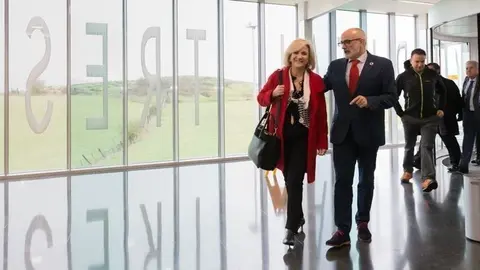 Ver&oacute;nica Casado y Miguel Rodr&iacute;guez, a su llegada al Hospital Tres Mares de Reinosa donde han mantenido el encuentro