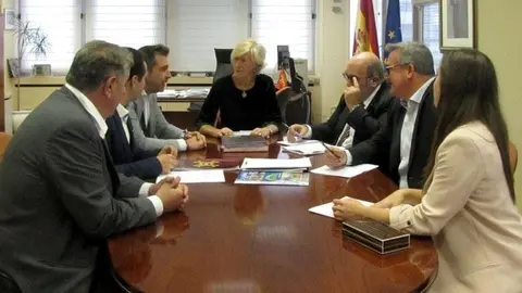 La consejera de Educaci&oacute;n, Formaci&oacute;n Profesional y Turismo, Marina Lomb&oacute;, se re&uacute;ne con el alcalde de Santo&ntilde;a, Sergio Abascal