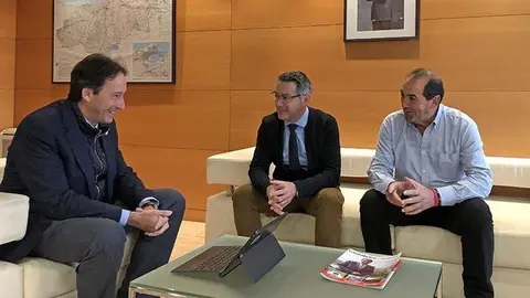 El consejero de Obras P&uacute;blicas, Ordenaci&oacute;n del Territorio y Urbanismo, Jos&eacute; Luis Gochicoa, se re&uacute;ne con el alcalde Campoo de Enmedio, Pedro Manuel Mart&iacute;nez