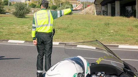 Un agente de la Agrupaci&oacute;n de Tr&aacute;fico de la Guardia Civil (ATGC) hace la se&ntilde;al de parar a un veh&iacute;culo durante una campa&ntilde;a especial de la DGT de vigilancia y control