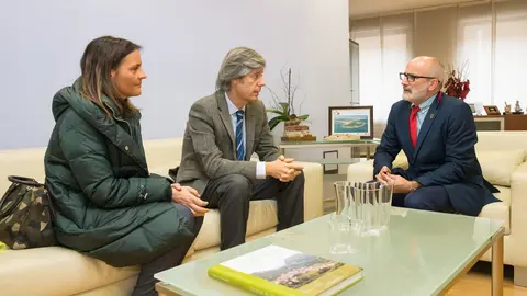 El consejero de Sanidad, Miguel Rodr&iacute;guez, con el gerente del hospital Padre Menni, Carlos V&iacute;ctor Pajares.