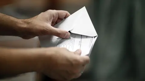 Papeleta y sobre de votaci&oacute;n